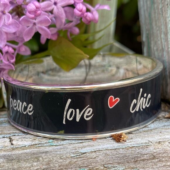 💍CHICO’S LUNA SILVER TONE “PEACE LOVE CHIC” CUFF BRACELET - Picture 1 of 6